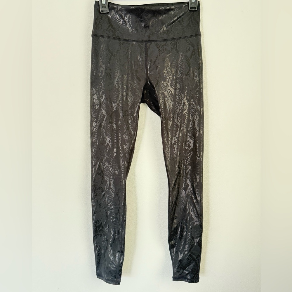 Fabletics Chic Snakeskin Pattern Leggings size M